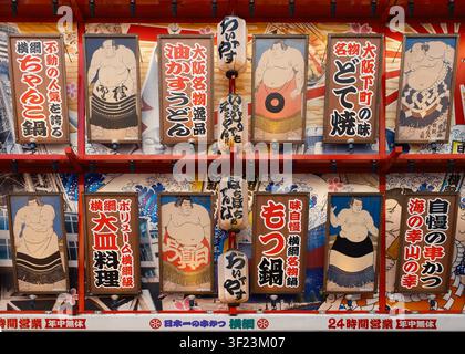 Panneaux en bois peints à la main traditionnels représentant des personnages de sumo exposés à l'extérieur d'une salle de sport pour un tournoi, Osaka, Japon. Banque D'Images