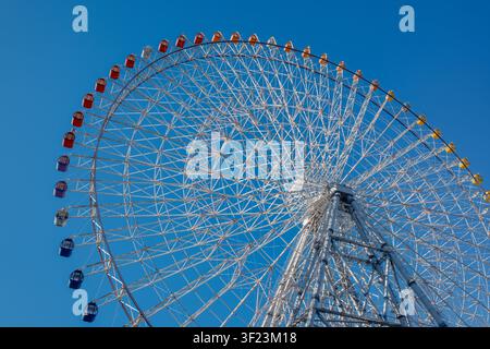 Vue architecturale à faible angle du gigantesque cadre en acier de la grande roue bleue de Tempozan contre un ciel bleu clair, Osaka, Japon. Banque D'Images