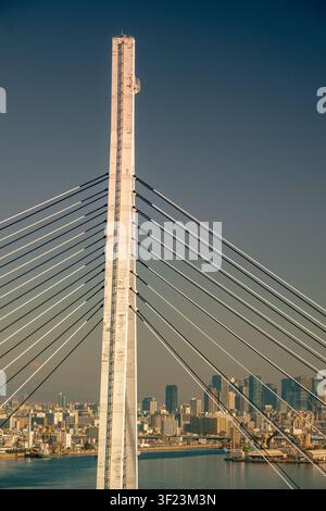 Vue large en contre-plongée du pont de Tempozan s'étendant sur la baie d'Osaka, au Japon Banque D'Images