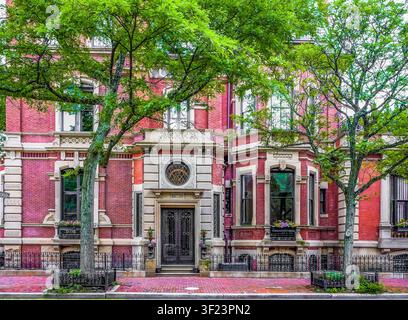 Massachusetts, États-Unis, 9 juin 2025, bâtiment en briques rouges sur la rue Marlborough dans le quartier de Back Bay, Boston Banque D'Images