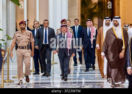 Le roi Abdullah de Jordanie présente ses condoléances à l'émir du Qatar, le cheikh Tamim bin Hamad Al Thani, au palais de Lusail à Doha, Qatar, le 15 juillet 2026, suite au décès de son père, le cheikh Hamad bin Khalifa Al Thani. Photo de Royal Hashemite Court  apaimages Amman Amman Jordanie 150726 Qatar JPO 001 Copyright: xapaimagesxRoyalxHashemitexCourtxxxapaimagesx Banque D'Images