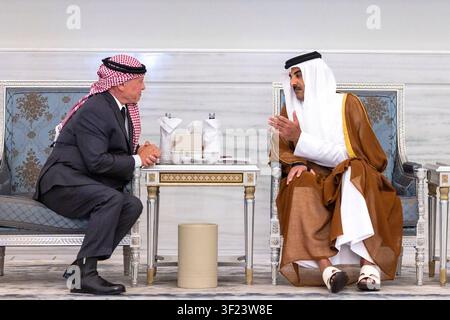Le roi Abdullah de Jordanie présente ses condoléances à l'émir du Qatar ; le roi Abdullah II de Jordanie présente ses condoléances à l'émir du Qatar, le cheikh Tamim bin Hamad Al Thani, au palais de Lusail à Doha, au Qatar, le 15 juillet 2026, suite au décès de son père, le cheikh Hamad bin Khalifa Al Thani. Photo de Royal Hashemite Court apaimages Amman Amman Jordanie 150726 Qatar JPO 002 Copyright : xapaimagesxRoyalxHashemitexCourtxxxapaimagesx Banque D'Images