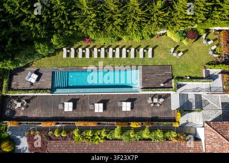 Vue aérienne de la piscine à débordement du Puebloastur Eco Resort, une piscine extérieure de luxe surplombant les montagnes et les vallées de l'est des Asturies Banque D'Images