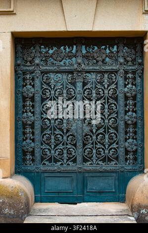 Portes en fer forgé magnifiquement décorées d'un château historique, mettant en valeur un artisanat exquis et des détails architecturaux élégants dans un plan vertical Banque D'Images