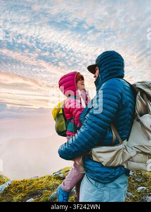 Vacances de randonnée en famille - père et enfant voyagent en plein air, papa et fille partagent des moments heureux ensemble, émotions naturelles, parent portant la petite fille sur son dos Banque D'Images