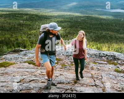 Couple d'amis escaladant des montagnes ensemble lors des vacances d'été dans le nord de la Norvège, style de vie de voyage, randonnée, personnes actives et heureuses, homme et femme, famille Banque D'Images