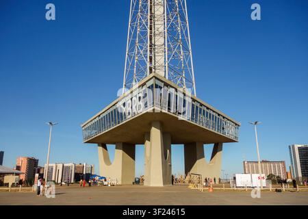 Brasilia, Brésil - 22 juillet 2024 : Tour de télévision panoramique de la ville. Banque D'Images