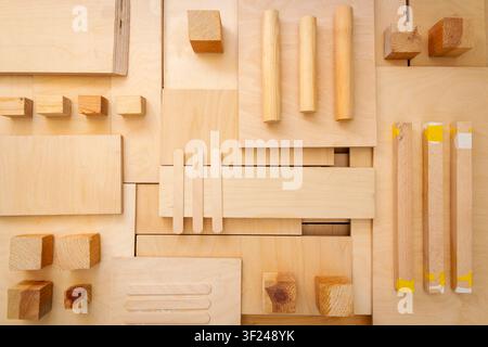 Pose à plat de diverses pièces de bois et de contreplaqué. Arrière-plan de menuiserie. Banque D'Images