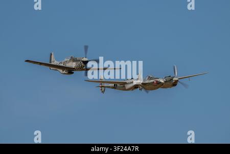 Lockheed P-38 Lightning et North American P-51D Mustang 'Frances Dell' Banque D'Images