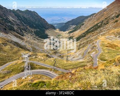 Vue panoramique sur la vallée depuis la route Transfagarasan. Concept de voyage épique en montagne Banque D'Images
