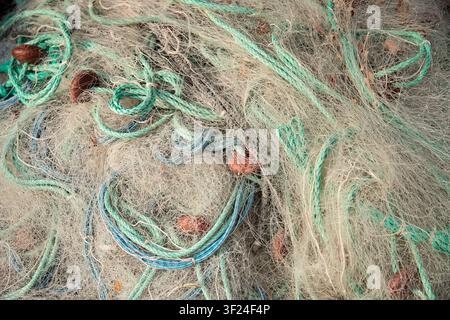 Anciens filets de pêche avec des flotteurs et des cordes en tas enchevêtrés Banque D'Images