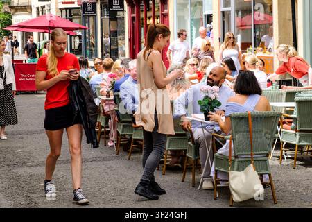 Vues autour de la ville populaire et historique de Bath dans le Somerset, Royaume-Uni, restauration en plein air ou sur le trottoir devant le restaurant Bills Banque D'Images