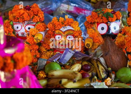 NOIDA, INDE - 16 JUIN : Des dévots tirent le char transportant Lord Jagannath, son frère Balabhadra et sa sœur Subhadra parmi les personnes rassemblées lors de la procession du Jagannath Rath Yatra au secteur 35 le 16 juillet 2026 à Noida, en Inde. Photo de Sunil Ghosh/Hindustan Times Les dévots organisent la Yatra annuelle de Jagannath à Noida Banque D'Images