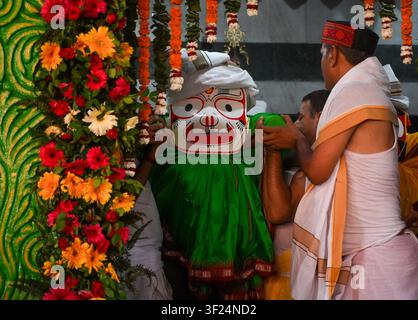 NOIDA, INDE - 16 JUIN : Des dévots tirent le char transportant Lord Jagannath, son frère Balabhadra et sa sœur Subhadra parmi les personnes rassemblées lors de la procession du Jagannath Rath Yatra au secteur 35 le 16 juillet 2026 à Noida, en Inde. Photo de Sunil Ghosh/Hindustan Times Les dévots organisent la Yatra annuelle de Jagannath à Noida Banque D'Images