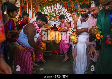 NOIDA, INDE - 16 JUIN : Des dévots tirent le char transportant Lord Jagannath, son frère Balabhadra et sa sœur Subhadra parmi les personnes rassemblées lors de la procession du Jagannath Rath Yatra au secteur 35 le 16 juillet 2026 à Noida, en Inde. Photo de Sunil Ghosh/Hindustan Times Les dévots organisent la Yatra annuelle de Jagannath à Noida Banque D'Images