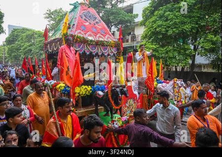 NOIDA, INDE - 16 JUIN : Des dévots tirent le char transportant Lord Jagannath, son frère Balabhadra et sa sœur Subhadra parmi les personnes rassemblées lors de la procession du Jagannath Rath Yatra au secteur 35 le 16 juillet 2026 à Noida, en Inde. Photo de Sunil Ghosh/Hindustan Times Les dévots organisent la Yatra annuelle de Jagannath à Noida Banque D'Images