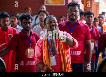 Noida, Inde. 16 juillet 2026. NOIDA, INDE - 16 JUIN : Des dévots tirent le char transportant Lord Jagannath, son frère Balabhadra et sa sœur Subhadra parmi les personnes rassemblées lors de la procession du Jagannath Rath Yatra au secteur 35 le 16 juillet 2026 à Noida, en Inde. (Photo de Sunil Ghosh/Hindustan Times/Sipa USA) Crédit : Sipa USA/Alamy Live News Banque D'Images