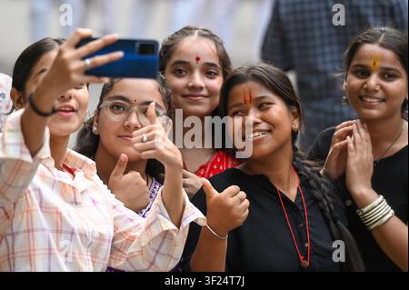 Noida, Inde. 16 juillet 2026. NOIDA, INDE - 16 JUIN : Des dévots tirent le char transportant Lord Jagannath, son frère Balabhadra et sa sœur Subhadra parmi les personnes rassemblées lors de la procession du Jagannath Rath Yatra au secteur 35 le 16 juillet 2026 à Noida, en Inde. (Photo de Sunil Ghosh/Hindustan Times/Sipa USA) Crédit : Sipa USA/Alamy Live News Banque D'Images