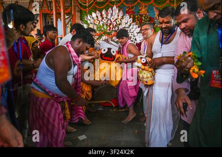 Noida, Inde. 16 juillet 2026. NOIDA, INDE - 16 JUIN : Des dévots tirent le char transportant Lord Jagannath, son frère Balabhadra et sa sœur Subhadra parmi les personnes rassemblées lors de la procession du Jagannath Rath Yatra au secteur 35 le 16 juillet 2026 à Noida, en Inde. (Photo de Sunil Ghosh/Hindustan Times/Sipa USA) Crédit : Sipa USA/Alamy Live News Banque D'Images
