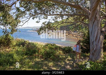 Femme d'âge moyen marche vers la crique de Linera Point dans l'ouest des Cantabrie, une région du nord de l'Espagne dans la mer Cantabrique Banque D'Images