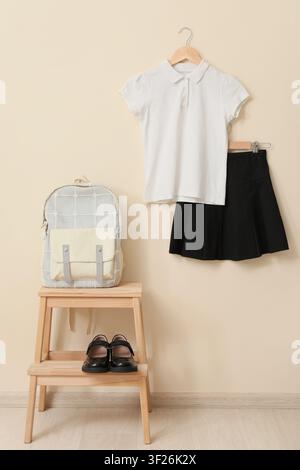 Uniforme scolaire avec polo blanc, jupe noire, sac à dos et chaussures pour la rentrée des classes Banque D'Images
