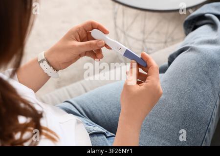 Femme tenant un test de grossesse négatif, concept de planification familiale et de santé reproductive, vue rapprochée Banque D'Images