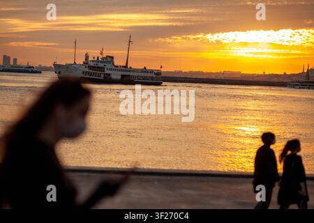 Kadikoy, Istanbul, Turquie – 19 août 2020 : Des gens se rassemblent le long du front de mer de Kadikoy au coucher du soleil pendant la pandémie de COVID-19. Banque D'Images