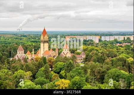 Vue panoramique à angle élevé sur la forêt urbaine verte de Leipzig en Saxe, Allemagne. Au premier plan se dresse la chapelle historique et le crématorium de t Banque D'Images