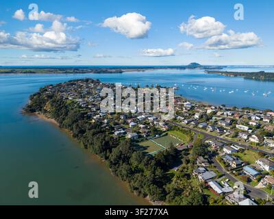 Omokoroa, une petite ville de la Baie de Plenty, en Nouvelle-Zélande.. La péninsule d'Omokoroa s'avance dans le Tauranga Harbour. Vue aérienne. Banque D'Images