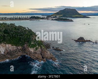 Vue du mont Maunganui, Nouvelle-Zélande, au crépuscule, avec l'île de Motuotau au premier plan Banque D'Images