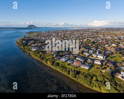 Tauranga, Nouvelle-Zélande. Vue aérienne du faubourg côtier de Matua, avec le mont Maunganui à l'horizon Banque D'Images