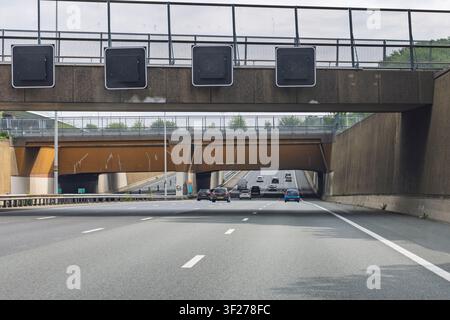 Gouda, Pays-Bas. 21 juin 2026. Véhicules circulant sur l'autoroute A12 passant sous l'aqueduc en béton de Gouwe. Banque D'Images