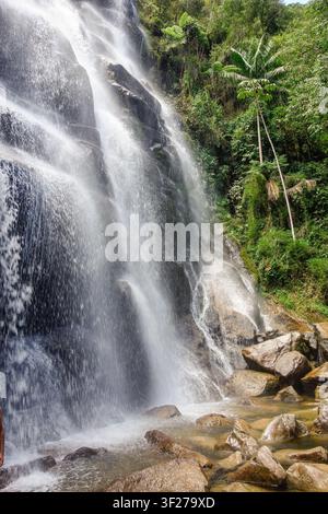 Cascade Bridal Veil, ou Veu da Noiva, dans le parc national d’Itatiaia, Rio de Janeiro, Brésil. Banque D'Images