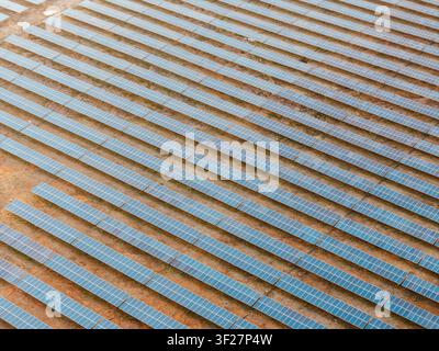 Vue aérienne d'en haut d'une centrale solaire à grande échelle avec des panneaux photovoltaïques sans fin dans une ferme d'énergie renouvelable Banque D'Images