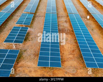 Vue aérielle par drone des panneaux photovoltaïques solaires dans une centrale d'énergie renouvelable Banque D'Images