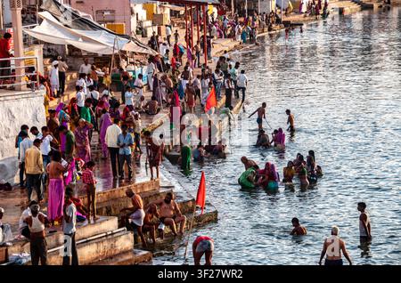 Rituels du matin dans le lac de la ville sacrée de Pushkar, Rajasthan, Inde. Septembre 2015 Banque D'Images