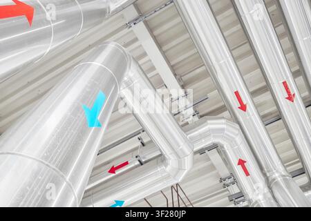 Tuyau dans une usine de chauffage urbain. Banque D'Images