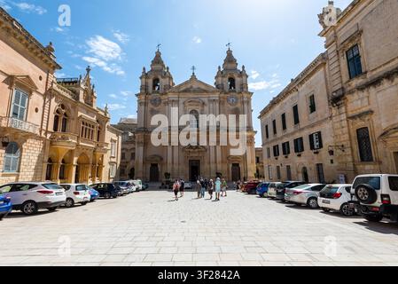 Mdina, Malte - 19 mai 2025 : Vue grand angle de la cathédrale Saint-Paul dans la ville fortifiée historique de Mdina. Architecture baroque, bâtiment en calcaire Banque D'Images