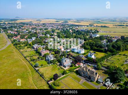 Vue aérienne de grandes maisons sur la route haut de gamme exclusive Hill Road dans le village de Gullane à East Lothian, Écosse, Royaume-Uni Banque D'Images