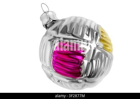 Jouet arbre de Noël en verre argenté en forme de boule de laine isolé sur fond blanc Banque D'Images