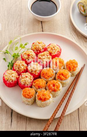 Rôles de maki colorés servis dans une assiette Banque D'Images