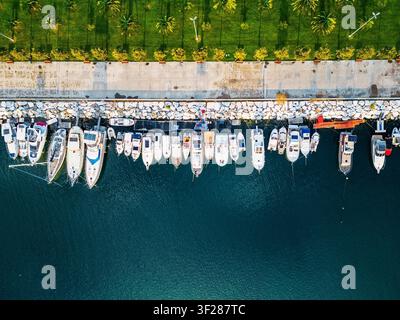 Bateaux amarrés en ligne dans un port ensoleillé Banque D'Images