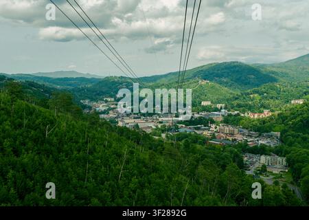 Ville de montagne entourée de collines boisées. Banque D'Images