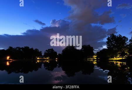 Orage éclair sur un lac pittoresque au crépuscule Banque D'Images