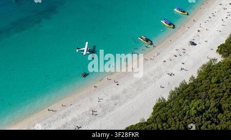 Vue aérienne de Whitehaven Beach avec une eau turquoise, un sable blanc, un hydravion, de petites embarcations et des gens sur la plage aux Whitsundays, Queensland, Australie Banque D'Images