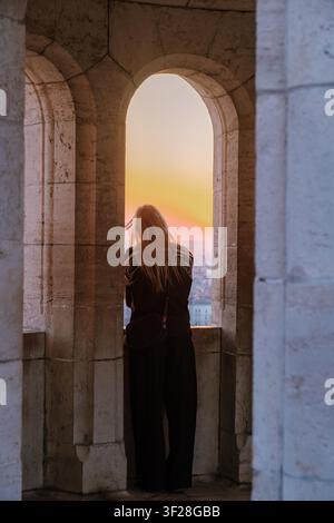 Budapest, Hongrie offre un coucher de soleil à couper le souffle vu du Bastion des pêcheurs. Banque D'Images
