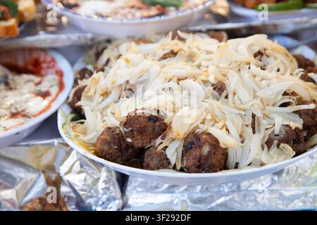 Étal de street food du marché Ballaro à Palerme avec vin et divers plats de rue siciliens. Banque D'Images