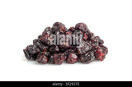 Pile de canneberges sèches isolée, baies de canneberge séchées, dessert naturel aux airelles rouges, alimentation saine, collation biologique, canneberges sèches sur fond blanc Banque D'Images