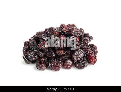 Pile de canneberges sèches isolée, baies de canneberge séchées, dessert naturel aux airelles rouges, alimentation saine, collation biologique, canneberges sèches sur fond blanc Banque D'Images
