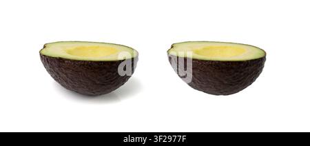 Moitié d'avocat Hass isolée, ensemble complet Sharwil, avocats bruns coupés, poire d'alligator fraîche, ingrédient de guacamole, fruit d'avocat Persea americana sur blanc Banque D'Images